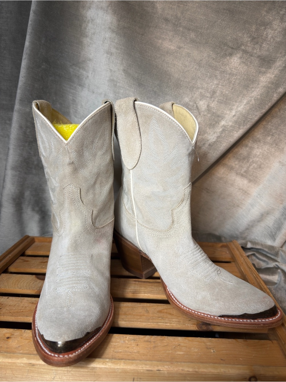 Idyllwind "Wheels" Women's Western Booties - Round Toe in Sand Color. Size 11